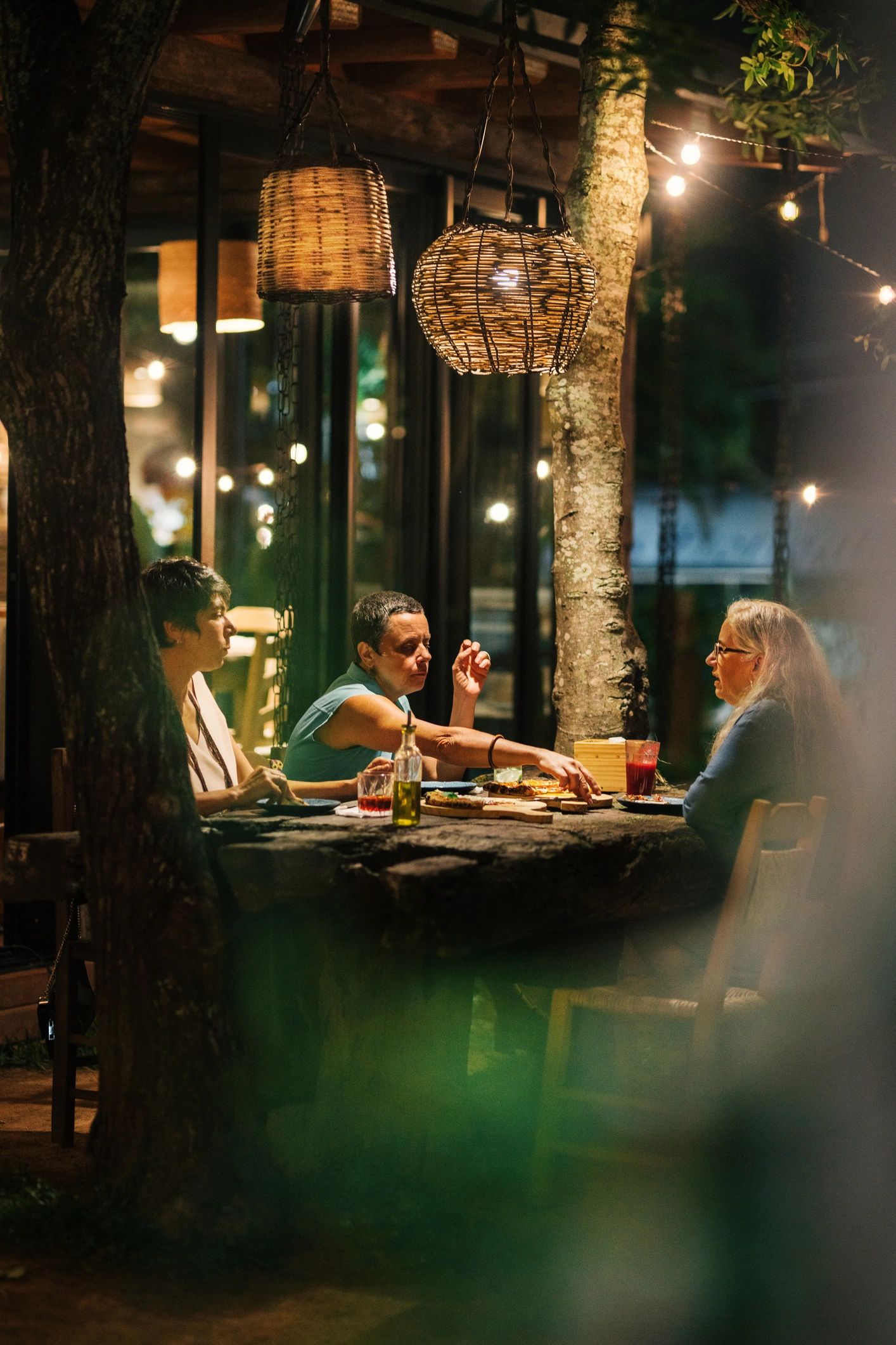happy customers eating pizza